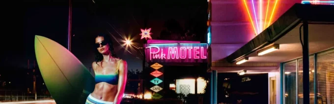 Bikinitopp med vågigt monogram