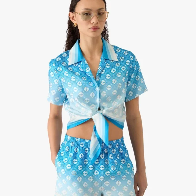 Blå gradientmonogramknuten kort silkeskjorta