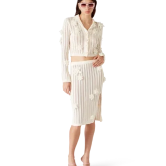 Blommig spetsstickad kjol