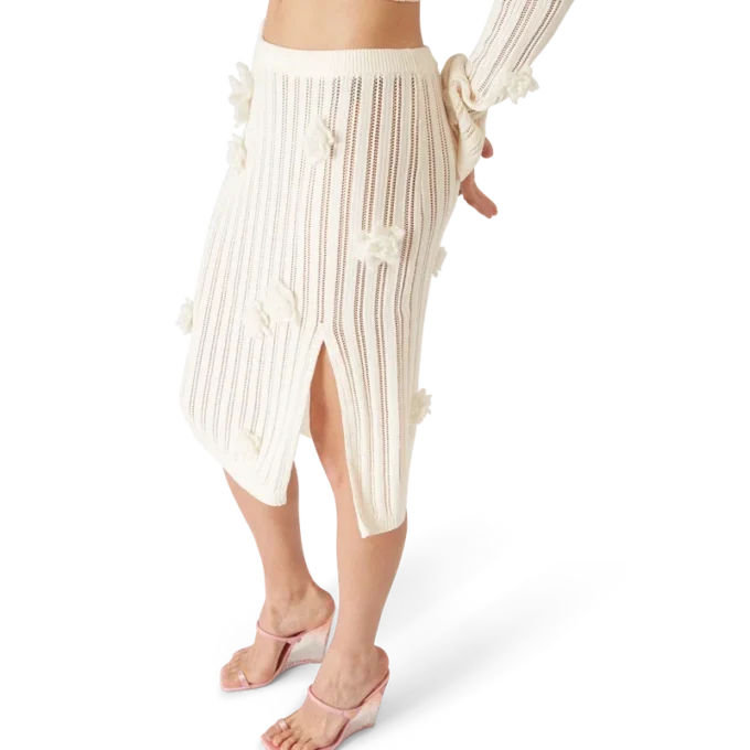 Blommig spetsstickad kjol