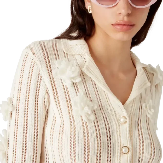 Blommig spetsstickad skjorta