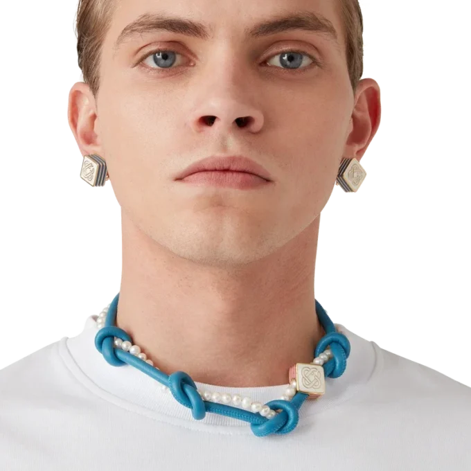 Blått knutet halsband