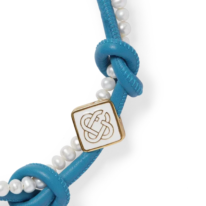 Blått knutet halsband