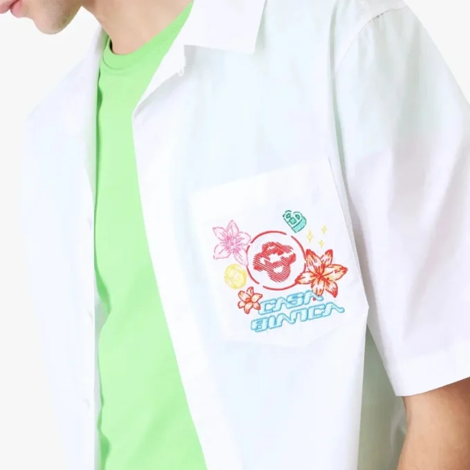 Broderad kortärmad skjorta med Collage D’icones Graphiques