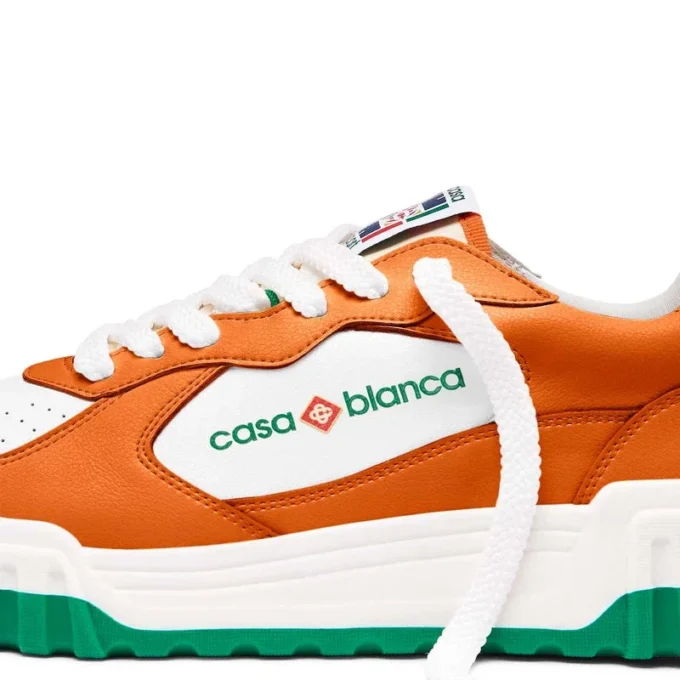 Court orange-vita sneakers för herr