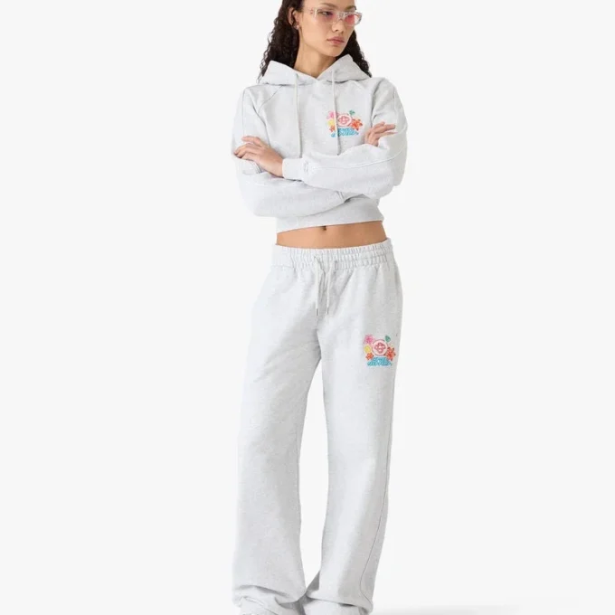 Grå broderade korta sweatpants