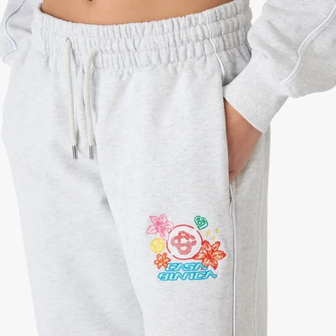 Grå broderade korta sweatpants