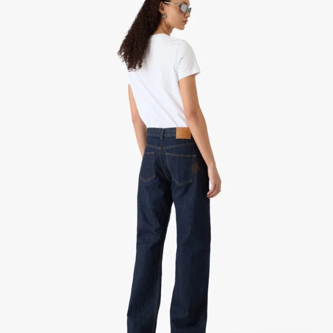 Klassisk T-shirt med broderad patch och korta shorts