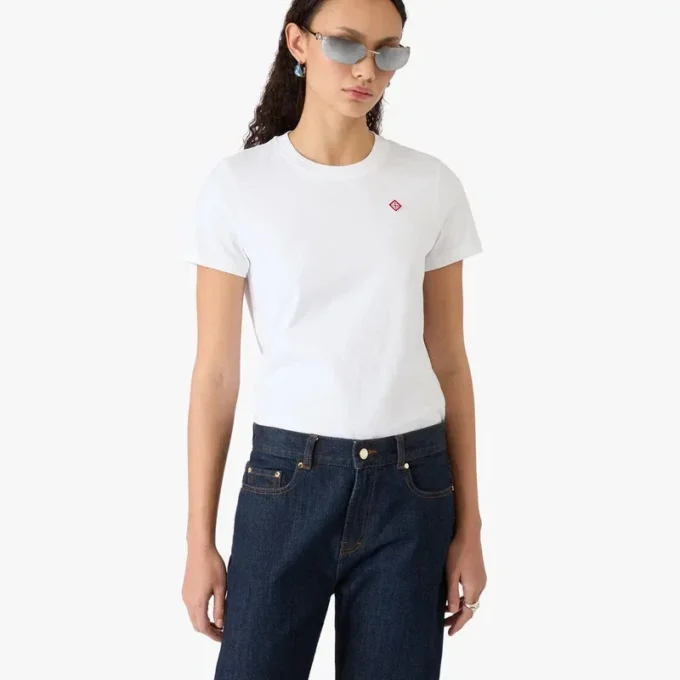 Klassisk T-shirt med broderad patch och korta shorts