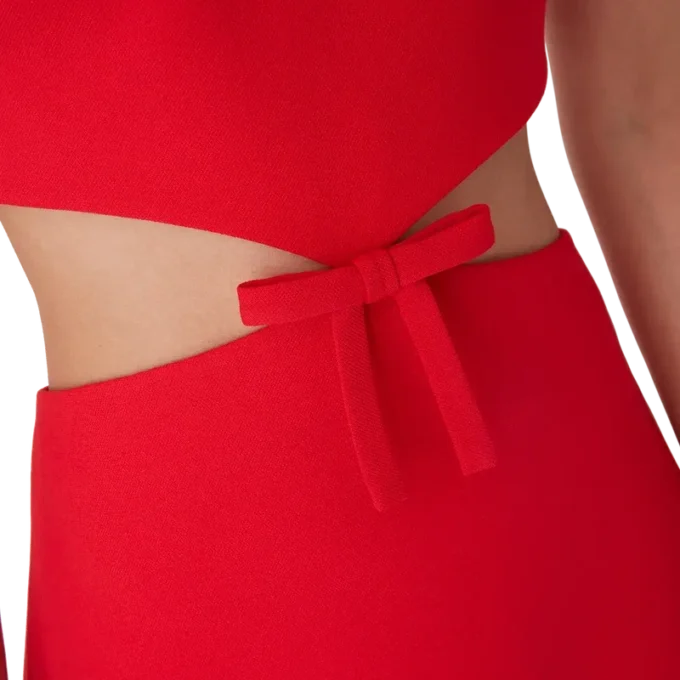 Klänning med utskärningar