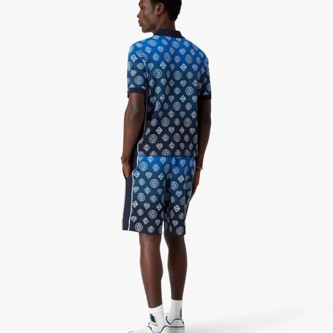 Kortärmad pikétröja i stickat tyg med monogram i ton-i-ton-design