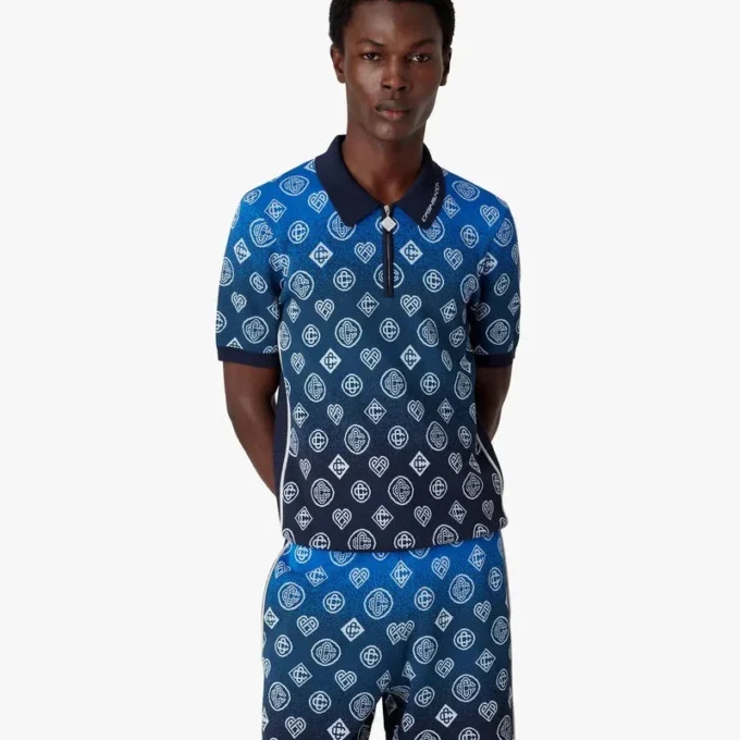 Kortärmad pikétröja i stickat tyg med monogram i ton-i-ton-design