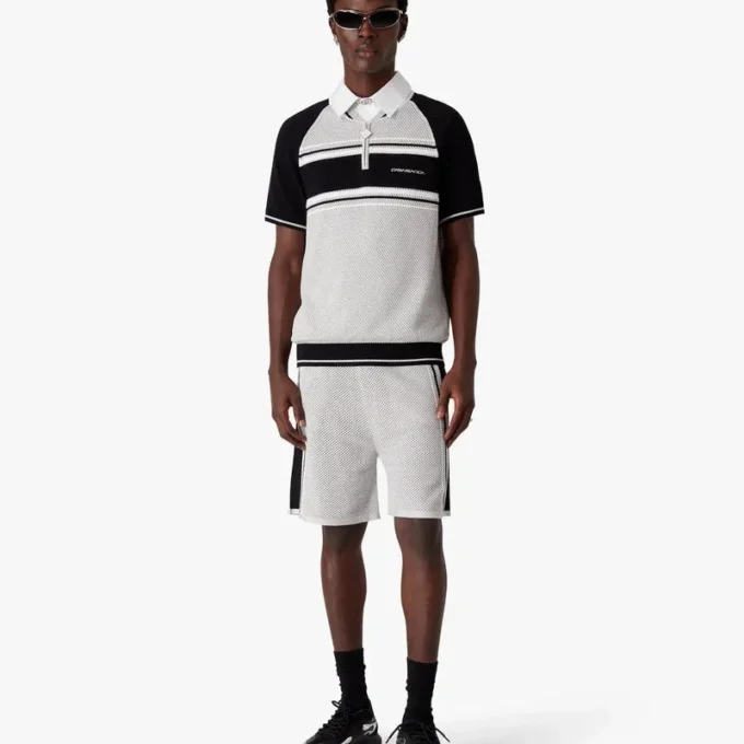 Kortärmad pikétröja med dragkedja och metalliska randiga mesh-detaljer på shortsen