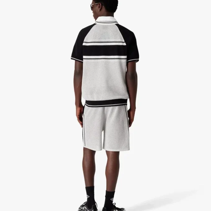 Kortärmad pikétröja med dragkedja och metalliska randiga mesh-detaljer på shortsen