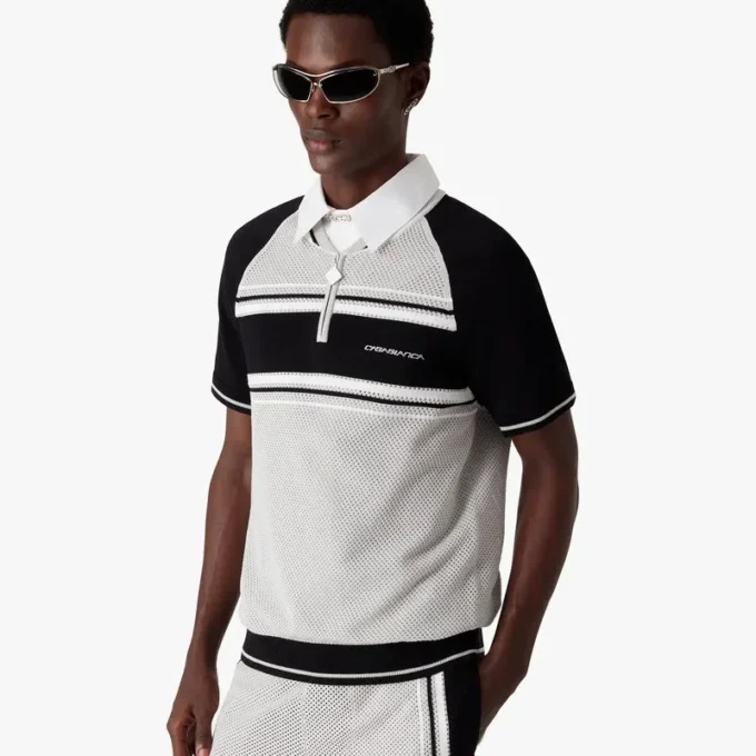 Kortärmad pikétröja med dragkedja och metalliska randiga mesh-detaljer på shortsen