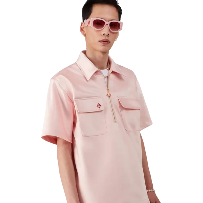 Kortärmad skjorta i satin med kvartslång dragkedja på shortsen