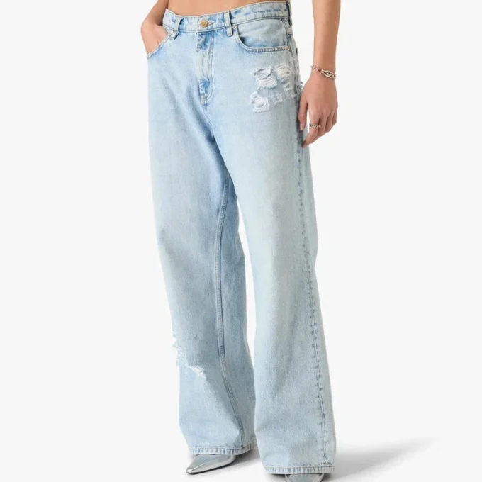 Ljusblå jeans i graffitidesign