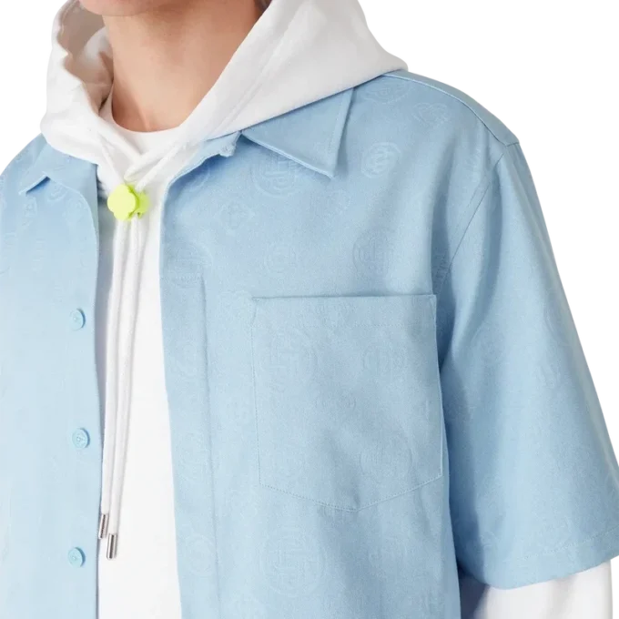 Ljusblå kortärmad skjorta med monogram