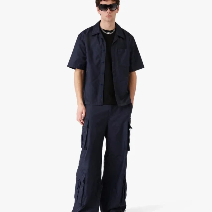 Marinblå kortärmad skjorta med halvtonat monogram