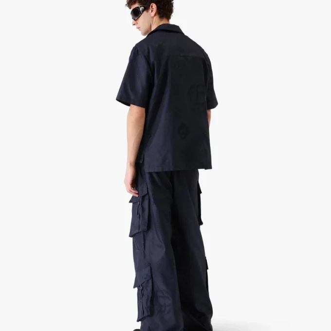 Marinblå kortärmad skjorta med halvtonat monogram