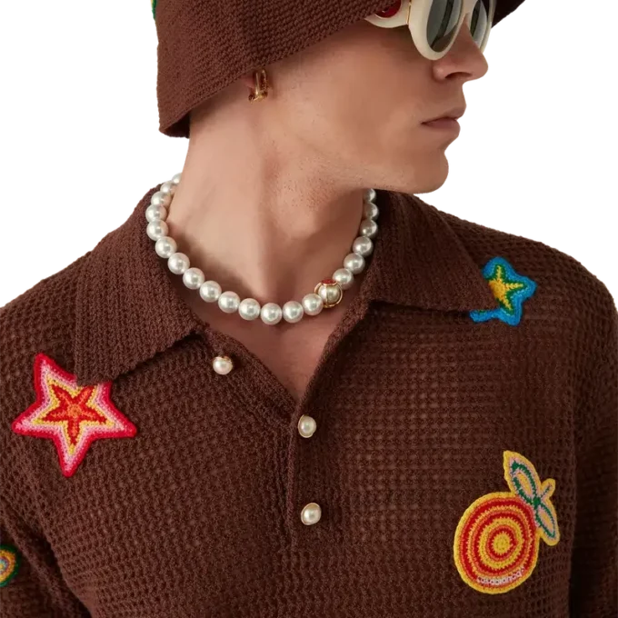 Pikétröja med virkade motiv