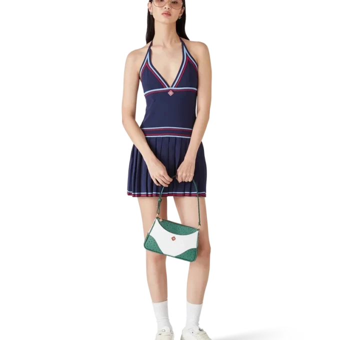 Plisserad halterneckklänning