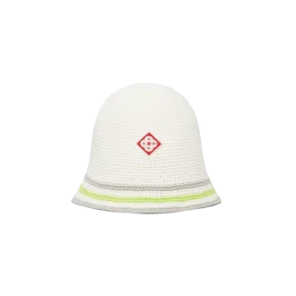 Randig virkad mössa