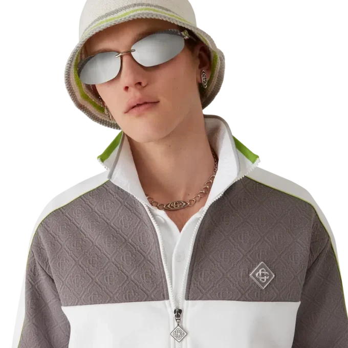 Randig virkad mössa