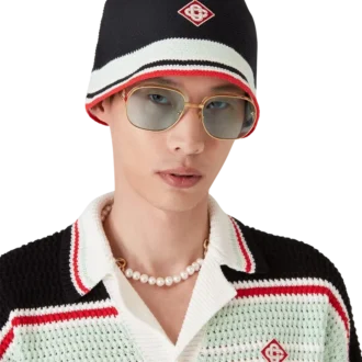 Randig virkad mössa