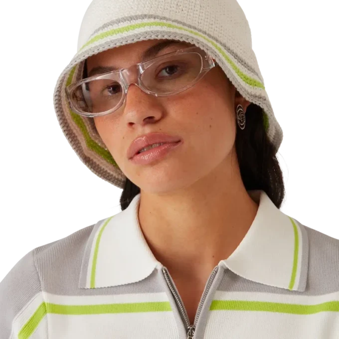 Randig virkad mössa