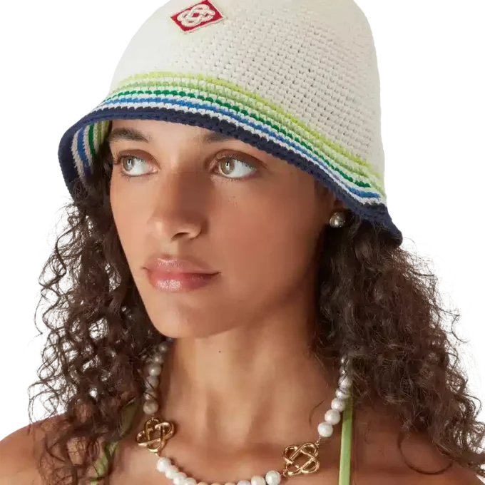 Randig virkad mössa