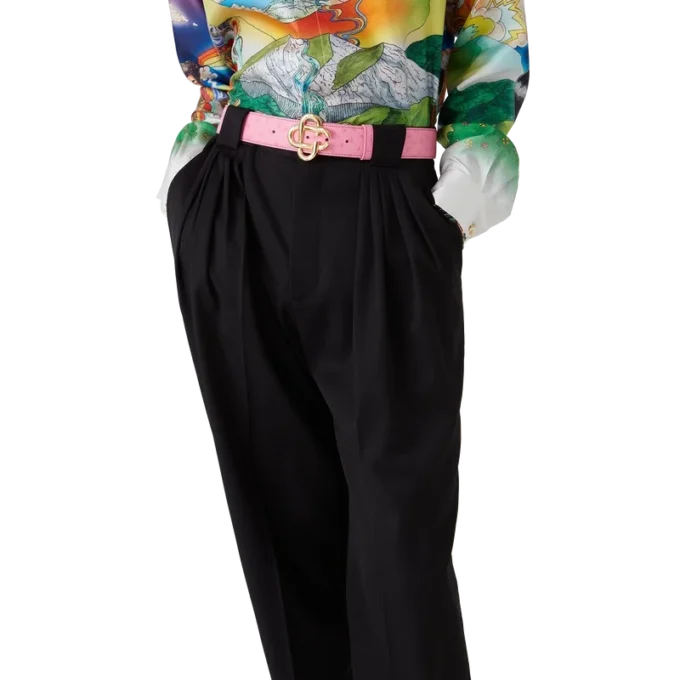 Rosa bälte med präglat CC-logo