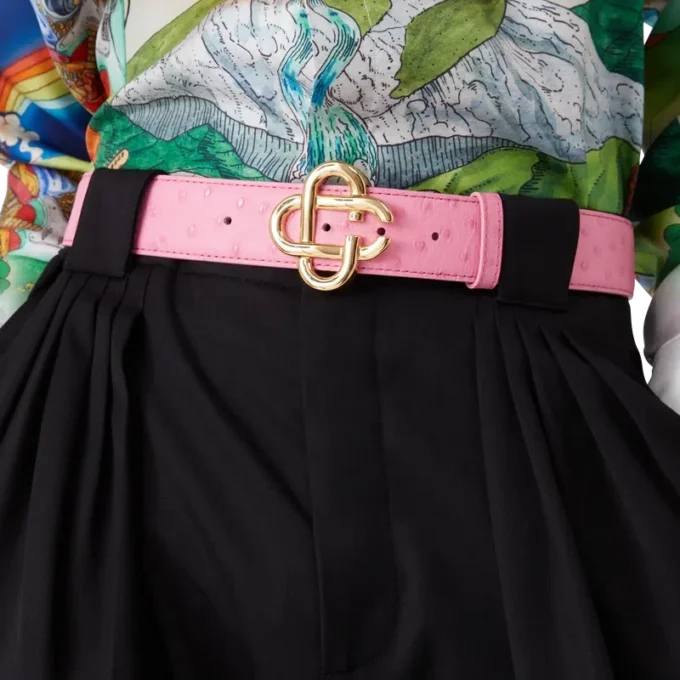 Rosa bälte med präglat CC-logo