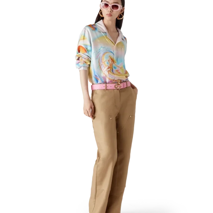 Rosa bälte med präglat CC-logo