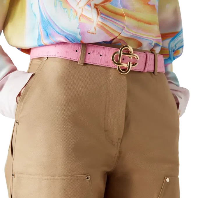 Rosa bälte med präglat CC-logo