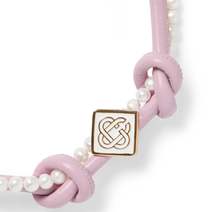 Rosa knutet halsband