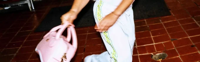 Rosa knutet pärlarmband