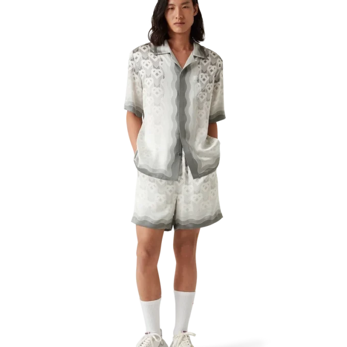 Silkeskjorta med hjärtmonogram i gradient