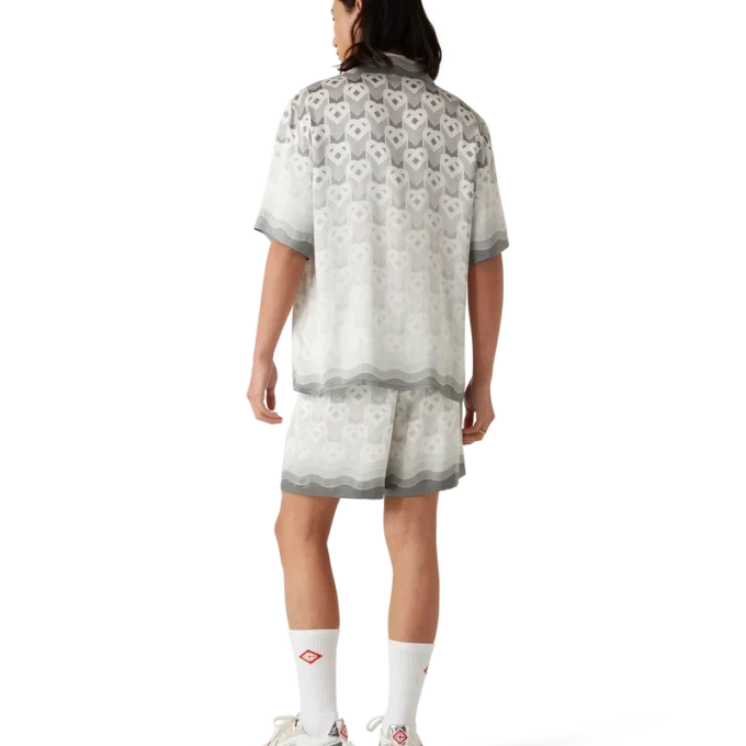 Silkeskjorta med hjärtmonogram i gradient