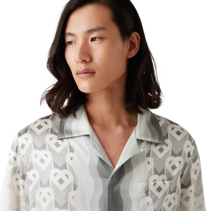 Silkeskjorta med hjärtmonogram i gradient