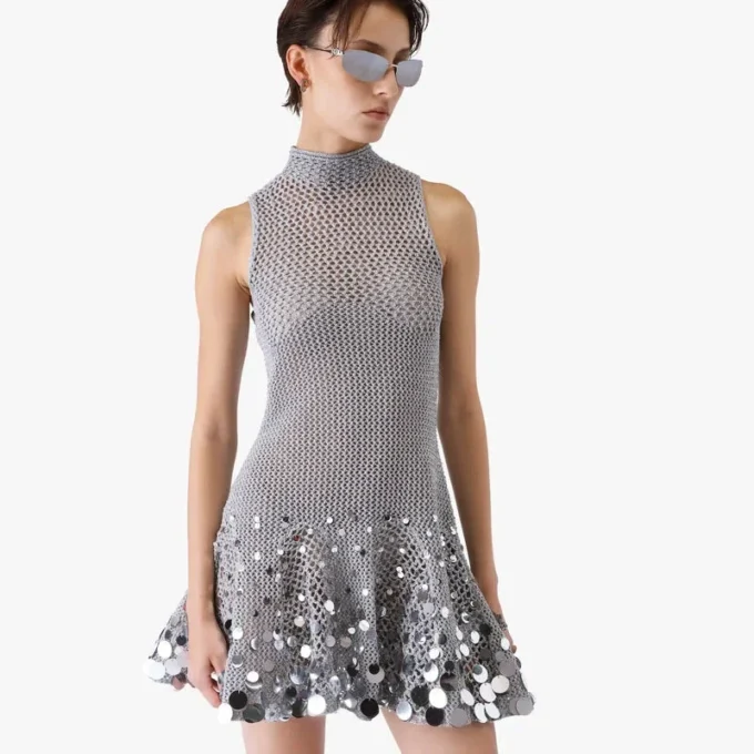 Silverfärgad miniklänning med virkad spegel