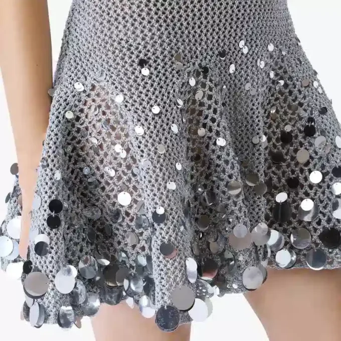 Silverfärgad miniklänning med virkad spegel