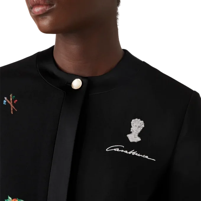 Skräddarsydd jacka i ull med broderat motiv