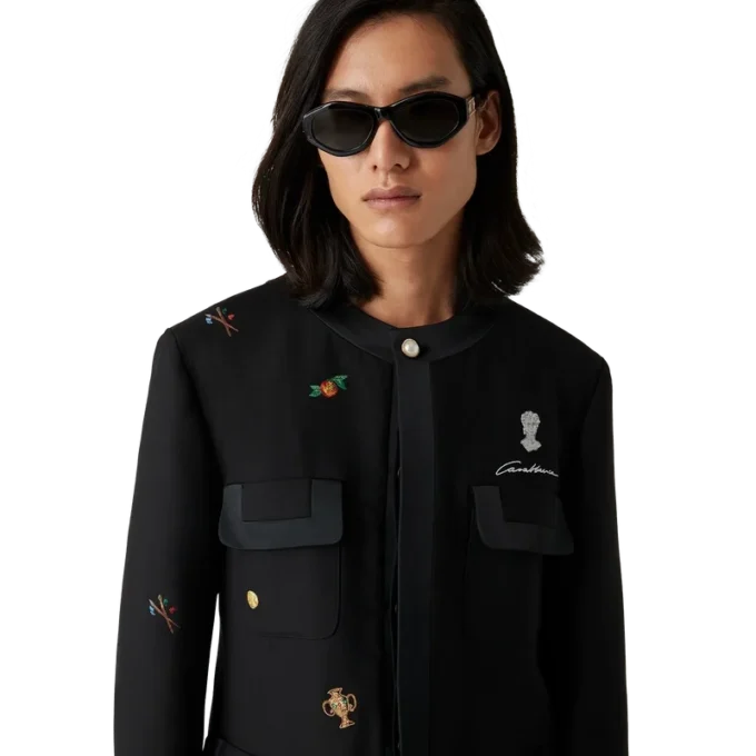 Skräddarsydd jacka i ull med broderat motiv