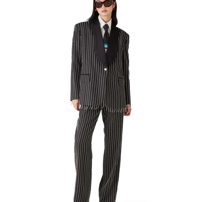 Skräddarsydd jacka med kristallprydnader