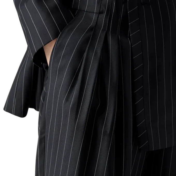 Skräddarsydda byxor i ull med smala ränder och tre veck