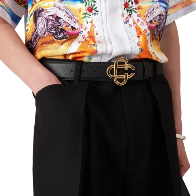 Svart bälte med CC-logotyp