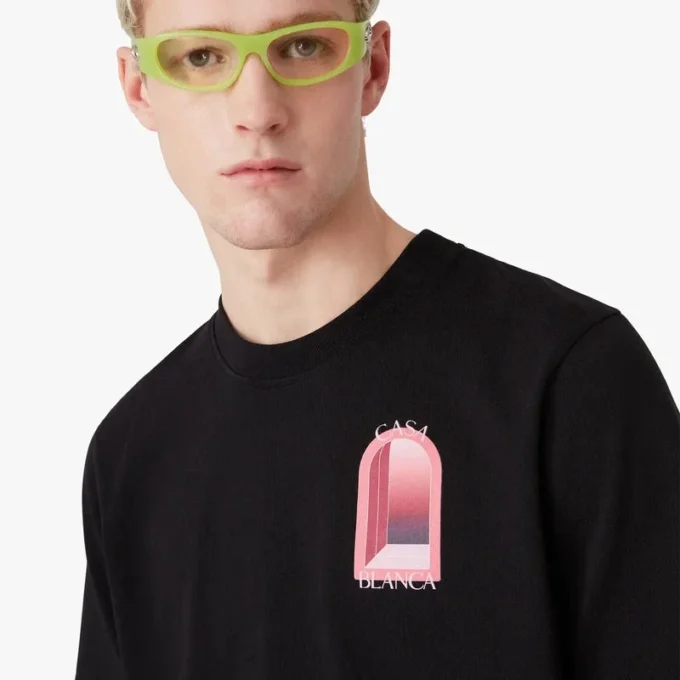 Svart kortärmad T-shirt med bågar