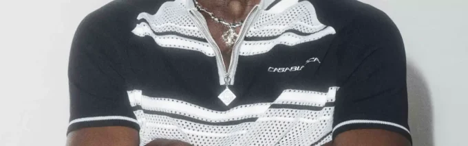 Kortärmad pikétröja med dragkedja och metalliska randiga mesh-detaljer på shortsen