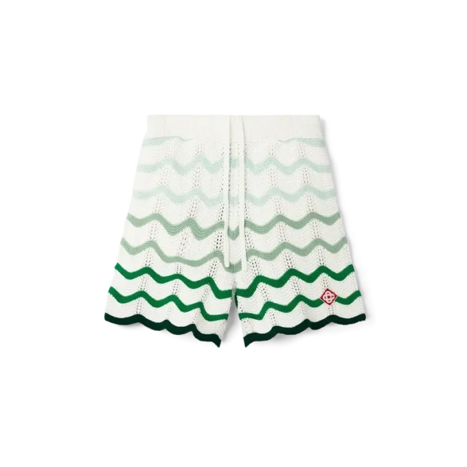 Vågiga shorts i virkat tyg med toning